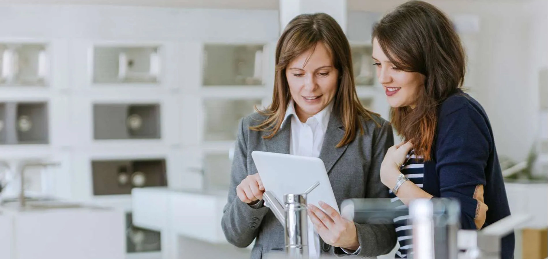 Women discover tablet > HomeByMe Enterprise > Dassault Systemes