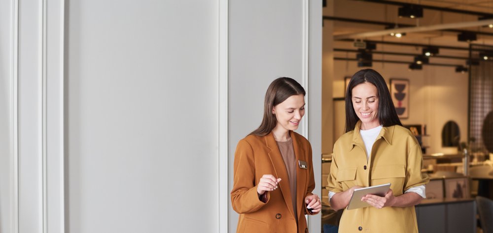 Sales person and client looking at Furniture Planner > HomeByMe Enterprise > Dassault Systèmes
