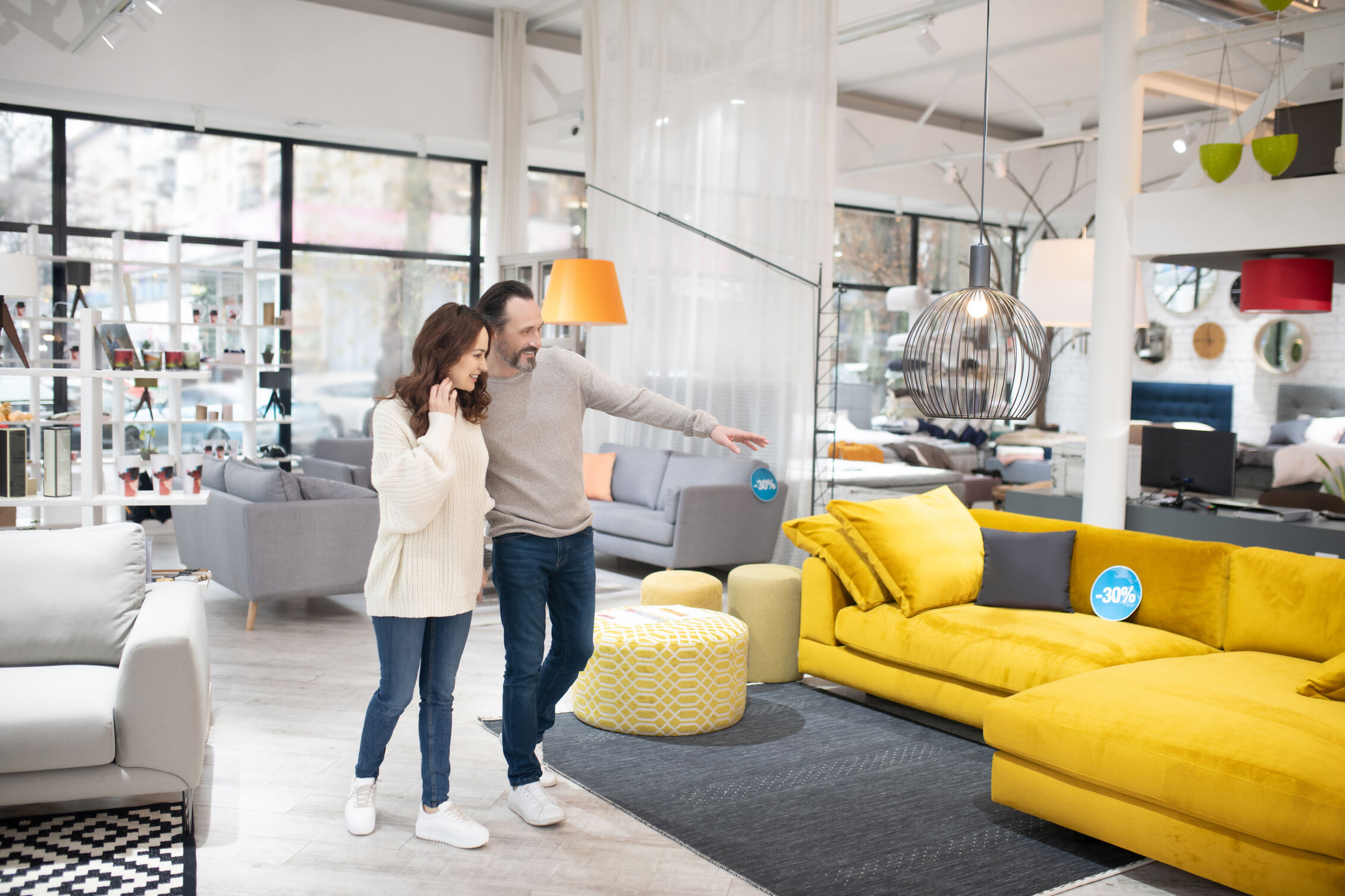 Couple buying furniture > HomeByMe Enterprise > Dassault Systèmes