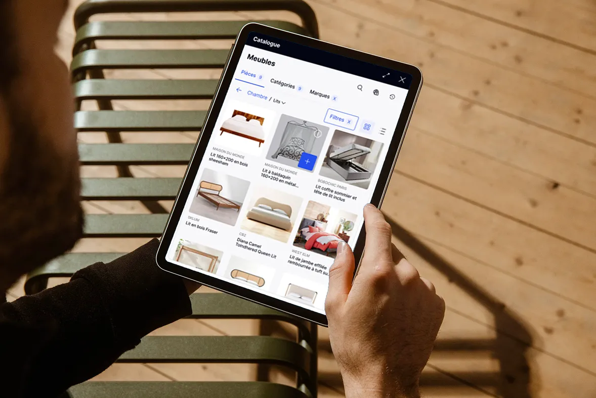 Man using iPad with retail media > HomeByMe Enterprise > Dassault Systèmes