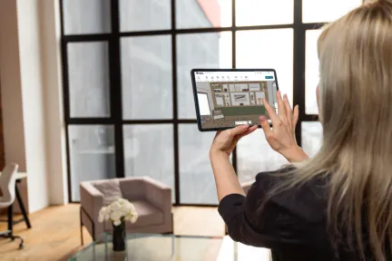 Woman using Storage Configurator > HomeByMe Enterprise > Dassault Systèmes
