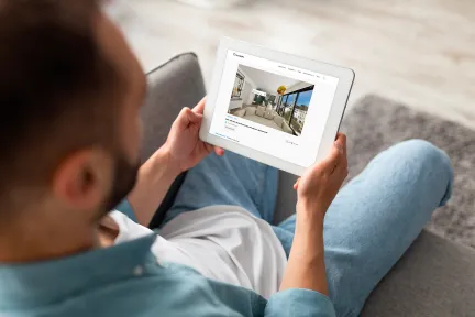 Person using iPad with Retail Media > HomeByMe Enterprise > Dassault Systèmes